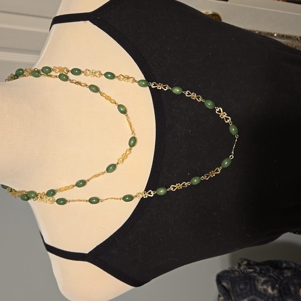 Vintage! Gold Tone Faux Emerald Jade stone 24in necklace